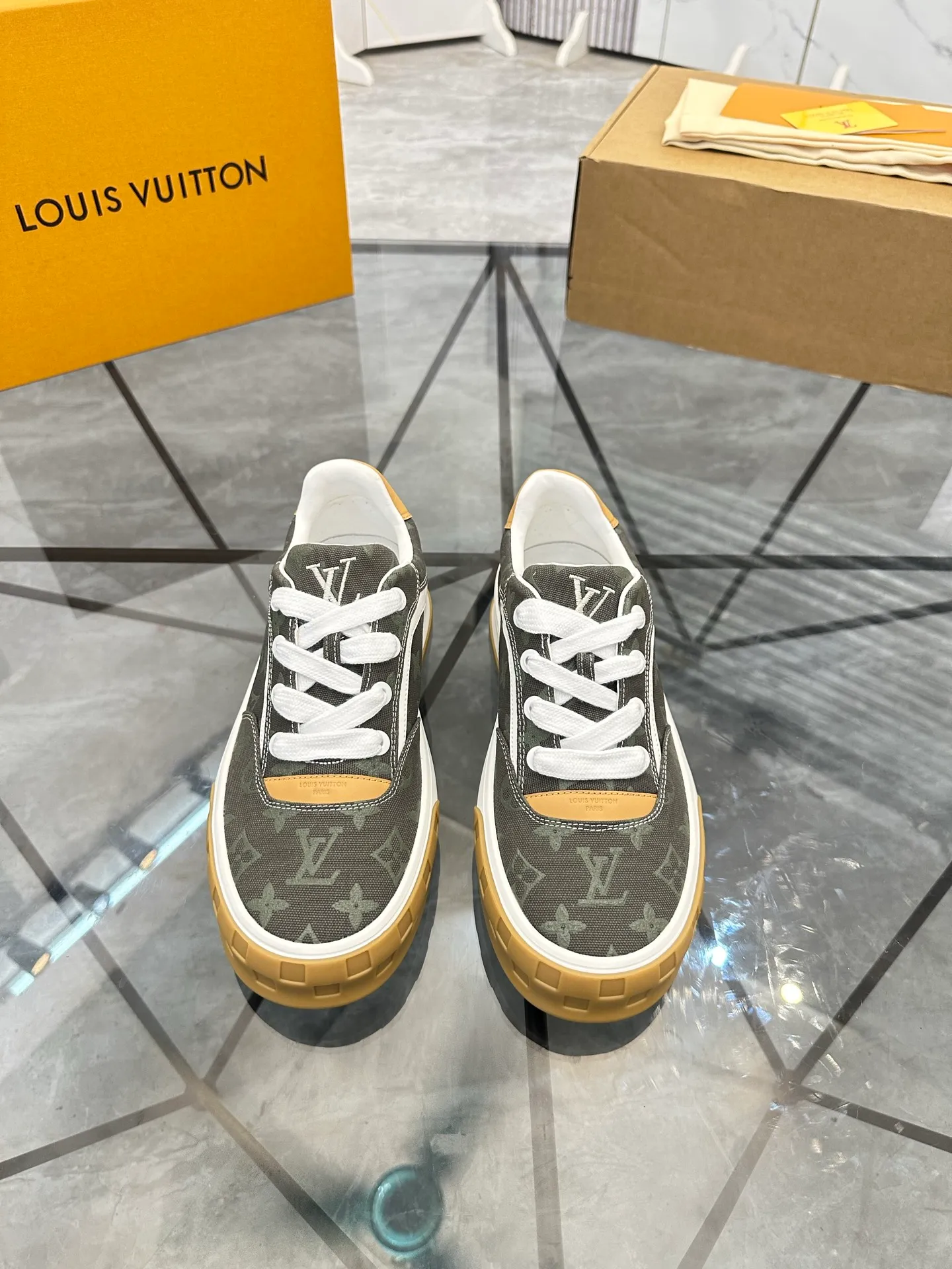 Men's shoes for sale 💰: 💰P660¥ Top quality Comes with airplane case Product trademark: LV* "Louis Vuitton*" low-top casual shoes Regular size: 35-44 (can be customized to 45) Couple style Product materials: imported nubuck leather upper, sheepskin lining, original outsole. Number: 819